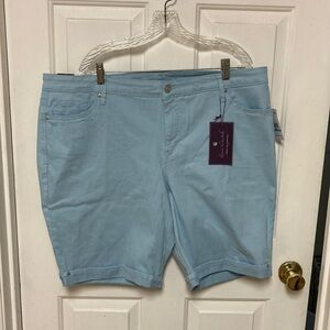 NWT.. Gloria Vanderbilt Sky Blue Women's Bermuda Shorts